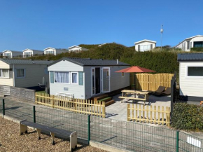 Luxe Chalet op camping Duindoorn, IJmuiden aan Zee, in de buurt van F1 circuit Zandvoort en Bloemendaal op loopafstand strand